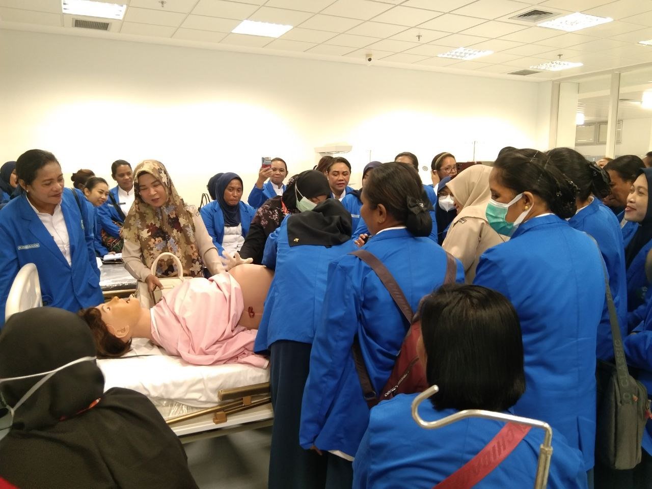 Mahasiswa Sarjana Terapan Kebidanan Poltekkes Kemenkes Makassar Laksanakan Kunjungan Praktik COC Maternal Neonatal di Rumah Sakit Unhas